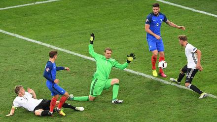 Griezmann staubt zum 2:0 ab, Neuer kommt zu spät.