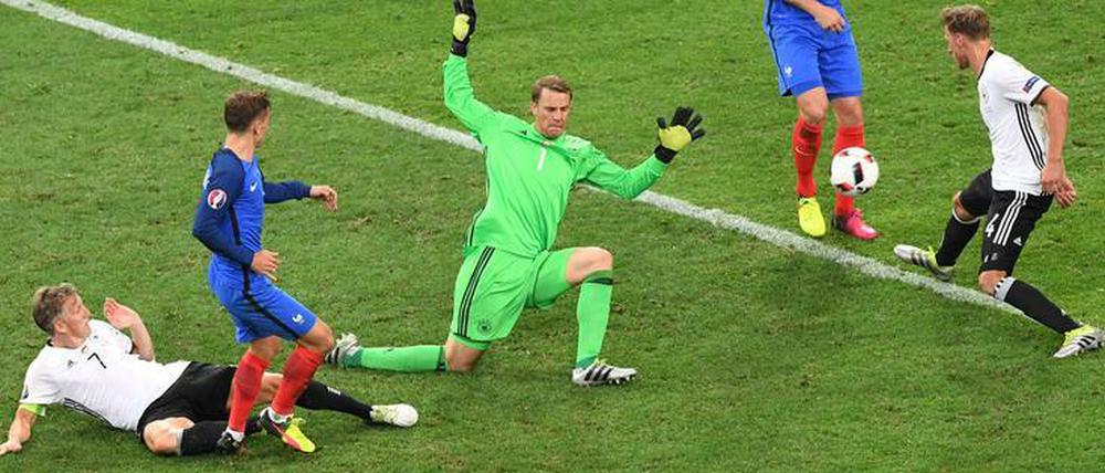 Griezmann staubt zum 2:0 ab, Neuer kommt zu spät.