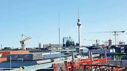 Auf Grundlage seiner Neubaudatenbank geht der Verband Berlin-Brandenburgischer Wohnungsunternehmen davon aus, dass die steigenden Baupreise auch auf immer höhere staatliche Auflagen zurückzuführen sind.