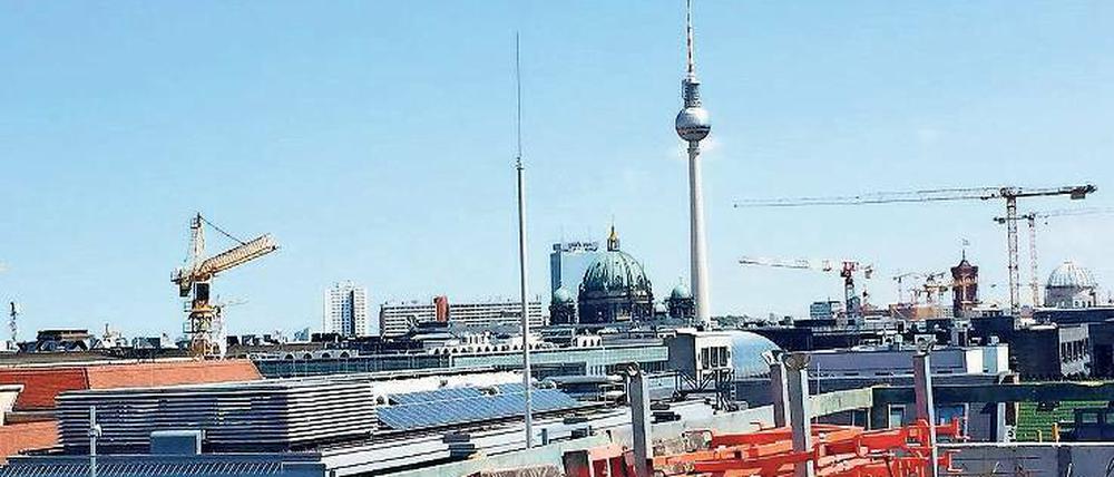 Auf Grundlage seiner Neubaudatenbank geht der Verband Berlin-Brandenburgischer Wohnungsunternehmen davon aus, dass die steigenden Baupreise auch auf immer höhere staatliche Auflagen zurückzuführen sind.