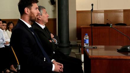 Lionel Messi (links) sitzt am Mittwoch mit seinem Vater Jorge Horacio Messi im Gerichtssaal.