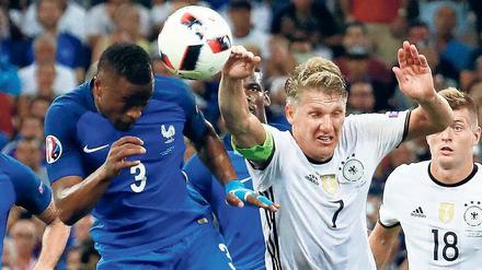 Die Hand des Kapitäns. Bastian Schweinsteiger bereitet mit dieser Aktion das Elfmetertor für Frankreich zum 1:0 vor.