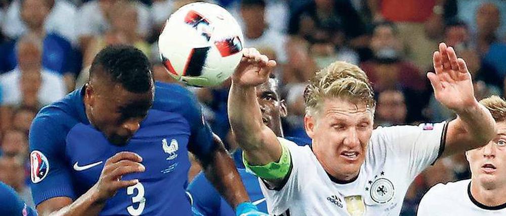 Die Hand des Kapitäns. Bastian Schweinsteiger bereitet mit dieser Aktion das Elfmetertor für Frankreich zum 1:0 vor.