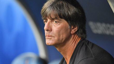 Kurioses Turnier. Trainer Jogi Löw, nachdenklich.
