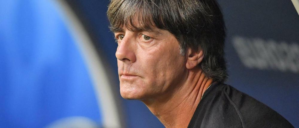 Kurioses Turnier. Trainer Jogi Löw, nachdenklich.