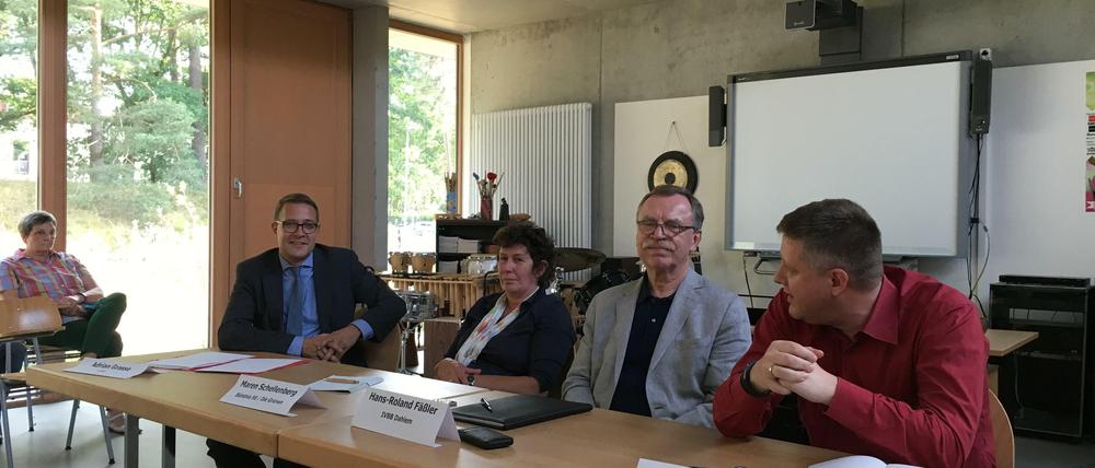 "Anhörung im Kammerton", wie unser Autor (zweiter von rechts) schreibt: von links: Adrian Grasse (CDU), Maren Schellenberg (Bündnis 90/Grüne), Hans-Roland Fäßler (IVBB Dahlem), Norbert Buchta (SPD)