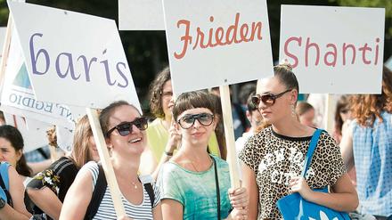 Engagiert. Jugendliche bei der Kundgebung "Walk of peace". Solche Einsätze gehen zurück, wenn Heranwachsende viel Nestwärme erhalten, berichten Forscher. 