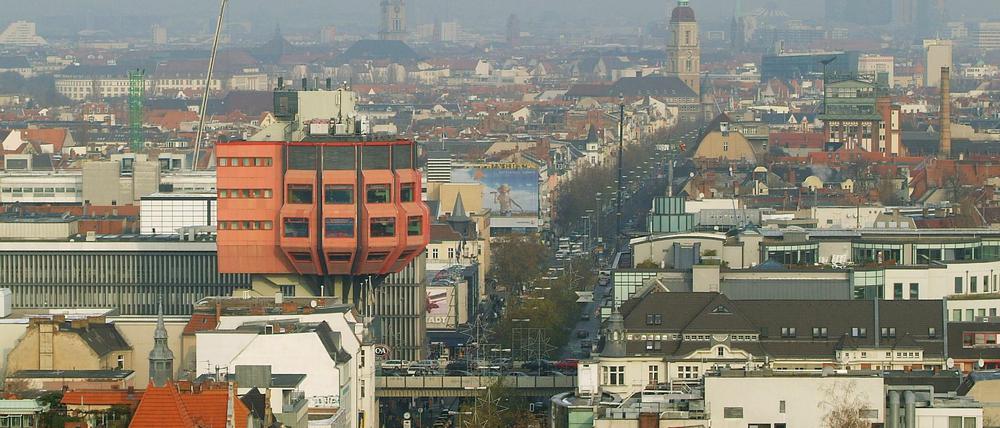Da war er noch rot: der Bierpinsel, fotografiert 2005.