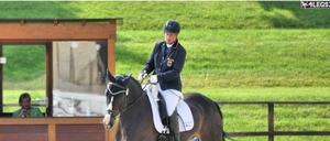 Britta Näpel - hier bei einem Turnier in Werder/Havel - hofft, mit der deutschen paralympischen Reitmannschaft bei den Paralympics in Rio 2016 dabei sein zu können. 
