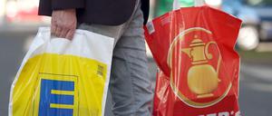 Das Düsseldorfer Oberlandesgericht hat die Ministererlaubnis für die Tengelmann-Übernahme durch Edeka vorläufig gestoppt.