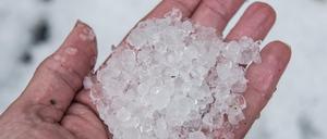 Eiskalt erwischt. Dicke Hagelkörner fielen am Mittwoch vom Berliner Himmel.