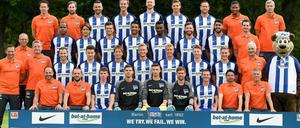 Blau-Weiß-Orange. Hertha gibt sich auf dem Mannschaftsfoto zur Saison 2016/17 farbenfroh.