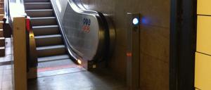 Man beachte besonders: Das freundliche, im Original strahlend blaue Lichtlein rechts. "Fahr mit mir", lädt es samt herzerwärmendem Pfeil ein.