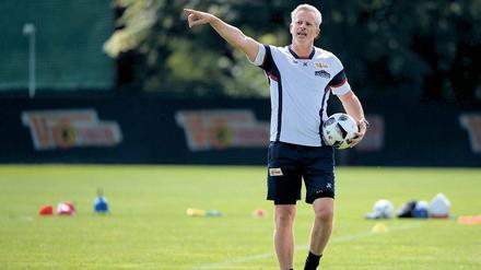 Herr am Ball. Unions Trainer Jens Keller lässt seine Spieler laufen. 
