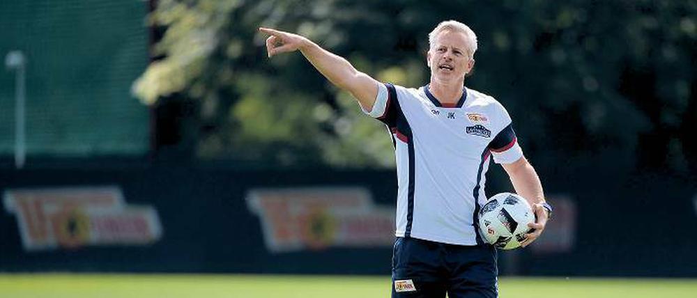 Herr am Ball. Unions Trainer Jens Keller lässt seine Spieler laufen.