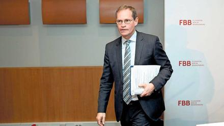 Der Mann mit der Mappe. Michael Müller hatte wenig Neuigkeiten zum Flughafen zu verkünden. Und das ist ja eigentlich auch schon eine Neuigkeit.