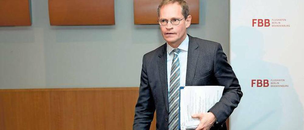 Der Mann mit der Mappe. Michael Müller hatte wenig Neuigkeiten zum Flughafen zu verkünden. Und das ist ja eigentlich auch schon eine Neuigkeit.