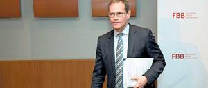 Der Mann mit der Mappe. Michael Müller hatte wenig Neuigkeiten zum Flughafen zu verkünden. Und das ist ja eigentlich auch schon eine Neuigkeit. 
