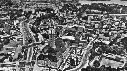 Spandau, 1965. Die neue Umgehungsstraße ist fertig (links), aber noch rollt der Verkehr durch die Altstadt (Breite und Carl-Schurz-Straße). Das "Hertie"-Kaufhaus ist gerade im Bau. Statt zehn Fahrspuren gibt es nur fünf vor dem Rathaus. Das Bild haben wir dem Buch "Spandau bei Berlin in alten Bildern" (Sutton Archiv, 2016) entnommen.