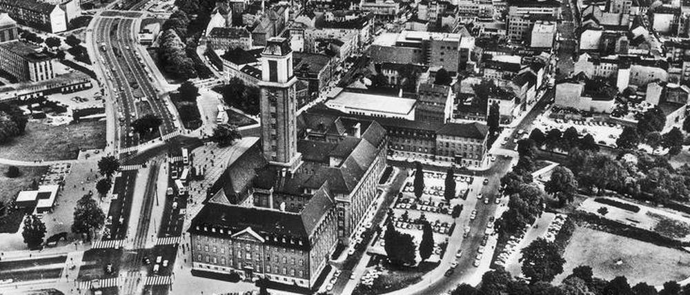 Spandau, 1965. Die neue Umgehungsstraße ist fertig (links), aber noch rollt der Verkehr durch die Altstadt (Breite und Carl-Schurz-Straße). Das "Hertie"-Kaufhaus ist gerade im Bau. Statt zehn Fahrspuren gibt es nur fünf vor dem Rathaus. Das Bild haben wir dem Buch "Spandau bei Berlin in alten Bildern" (Sutton Archiv, 2016) entnommen.