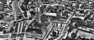 Spandau, 1965. Die neue Umgehungsstraße ist fertig (links), aber noch rollt der Verkehr durch die Altstadt (Breite und Carl-Schurz-Straße). Das "Hertie"-Kaufhaus ist gerade im Bau. Statt zehn Fahrspuren gibt es nur fünf vor dem Rathaus. Das Bild haben wir dem Buch "Spandau bei Berlin in alten Bildern" (Sutton Archiv, 2016) entnommen.