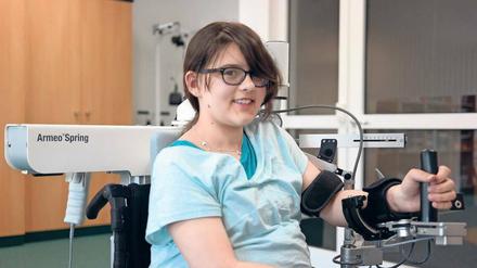 Bei einem nächtlichen Sturz aus dem 4. Stock hat sich Mia schwer verletzt. Nun trainiert sie in der neurologischen Rehabilitation ihre Selbständigkeit. 