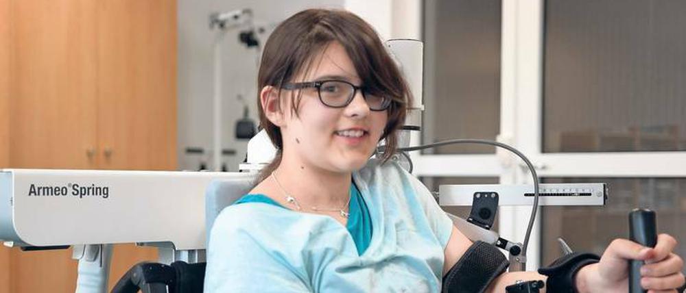 Bei einem nächtlichen Sturz aus dem 4. Stock hat sich Mia schwer verletzt. Nun trainiert sie in der neurologischen Rehabilitation ihre Selbständigkeit.