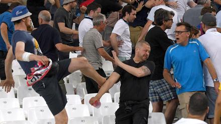 Ausschreitungen zwischen russischen und englischen Anhängern beim EM-Spiel in Marseille. 