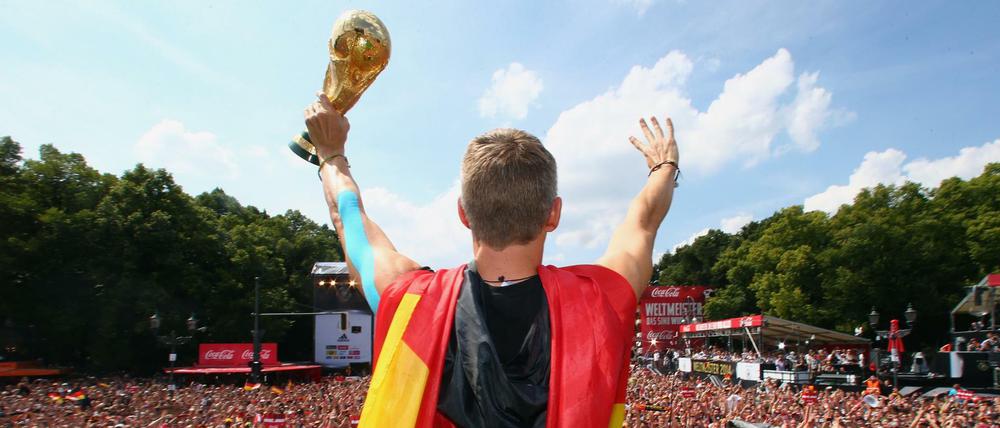 Wäre ein schönes Bild. Sollte es mit dem Titel klappen, kommt die deutsche Mannschaft auf die Fanmeile anch Berlin.