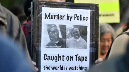 Beweismittel? Ein Demonstrant in San Francisco hält die Polizei des Mordes an zwei Schwarzen für überführt.