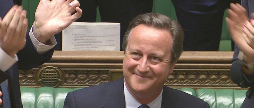 Großbritanniens scheidender Premierminister David Cameron genießt zum Abschied den Applaus im Parlament.