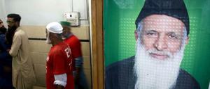 Ein Bild von Abdul Sattar Edhi hängt in einer seiner Einrichtungen, wo Mitarbeiter nach der Todesnachricht trauern.