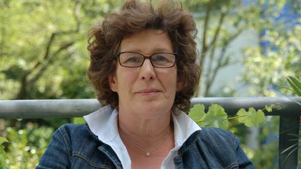 Porträtbild Maren Schellenberg, Bündnis 90/Die Grünen, im Hintergrund grüne Blätter.