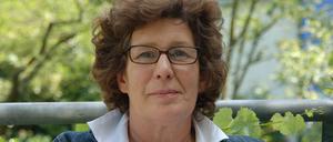 Porträtbild Maren Schellenberg, Bündnis 90/Die Grünen, im Hintergrund grüne Blätter.