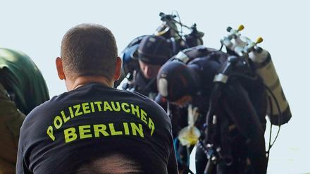 Polizeitaucher suchen gelegentlich nach vermissten Personen, in diesem Fall waren allerdings Feuerwehrtaucher aktiv.