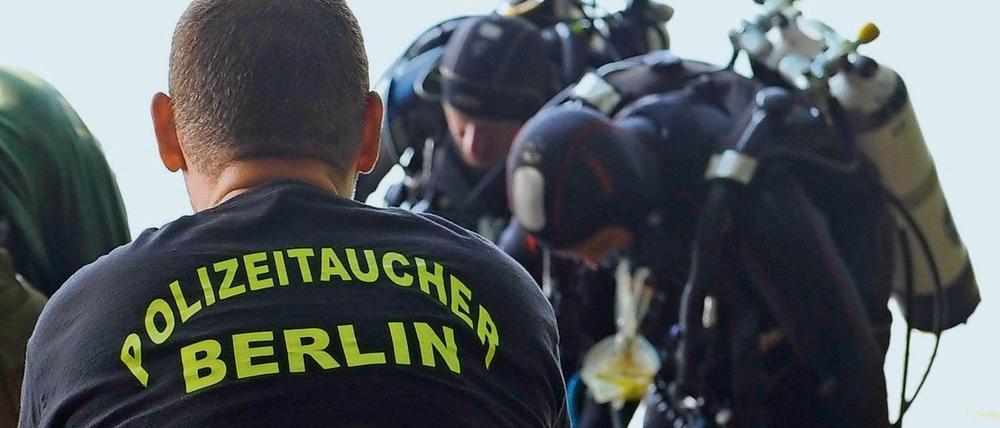 Polizeitaucher suchen gelegentlich nach vermissten Personen, in diesem Fall waren allerdings Feuerwehrtaucher aktiv.
