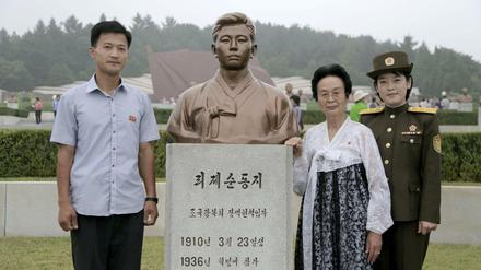 Gruppenfoto auf dem Heldenfriedhof. Der Ingenieur Ri Ju Hyok mit Großmutter Ri Ok Hee und seiner Schwester Ri Ok Kyong in Uniform. 