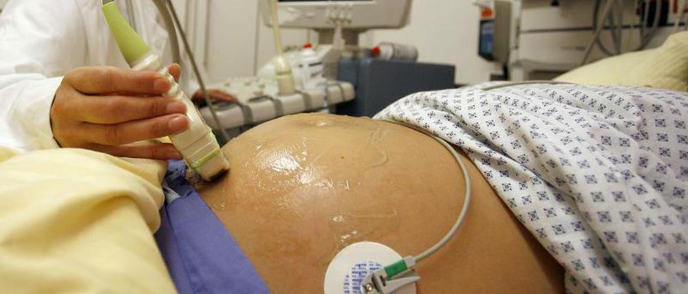 Nicht schädlich, aber auch ohne Nutzen: zusätzliche Ultraschalluntersuchungen von Schwangeren.