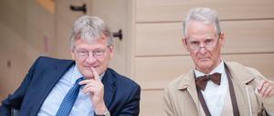 Der frühere AfD-Fraktionschef Jörg Meuthen (l.) sitzt neben seinem AfD-Kollegen Heinrich Kuhn im Landtag in Stuttgart in der letzten Reihe.