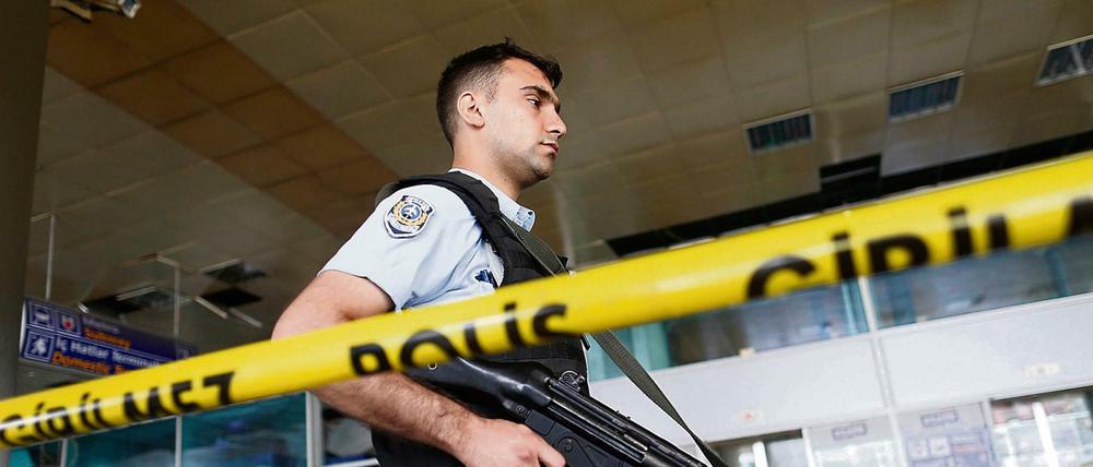 Terror macht den Deutschen Angst: Ein Polizist nach dem jüngsten Anschlag auf den Flughafen Istanbul
