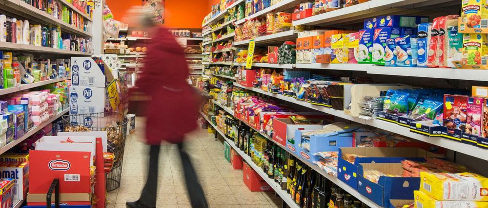 Eine Kundin geht durch einen Supermarkt in Straubing (Bayern).