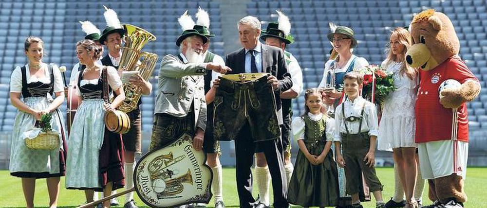 Bisschen groß vielleicht. Carlo Ancelotti lässt sich in die Welt der Lederhosenträger einführen.