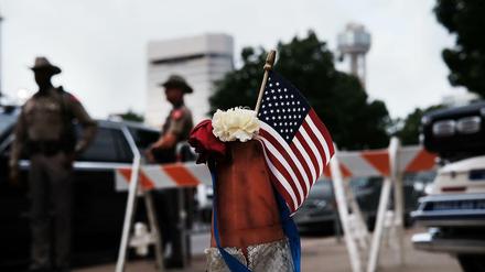 Eine US-Flagge nach den Polizistenmorden in Dallas.
