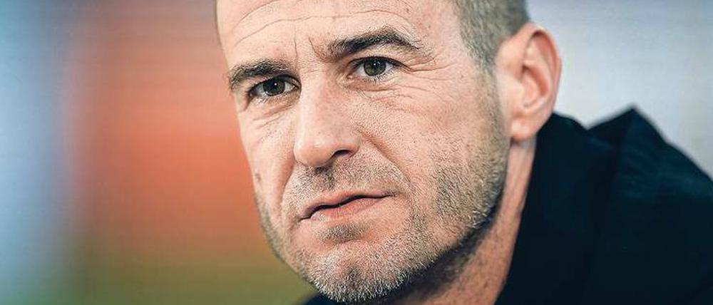 ARD-Experte Mehmet Scholl wird ein Millionenhonorar bei der ARD nachgesagt. Der Sender dementiert, der Spieler schweigt.