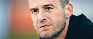 ARD-Experte Mehmet Scholl wird ein Millionenhonorar bei der ARD nachgesagt. Der Sender dementiert, der Spieler schweigt.