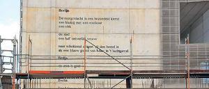 Fast weg. Das Gedicht von Hendrik Marsman über Berlin von 1922 ist immer noch aktuell. Das Gedicht auf der Wand war ein Geschenk der niederländischen Botschaft zum 775. Geburtstag der Stadt 2012.