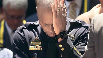 Leidgeprüft. David Brown, der Polizeichef in Dallas, hat bereits den Tod seines Sohnes, seines kleinen Bruders und den seines Partners betrauert. Nun wurden fünf seiner Polizisten erschossen, weil sie weiß waren.