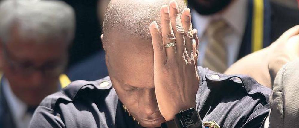 Leidgeprüft. David Brown, der Polizeichef in Dallas, hat bereits den Tod seines Sohnes, seines kleinen Bruders und den seines Partners betrauert. Nun wurden fünf seiner Polizisten erschossen, weil sie weiß waren.