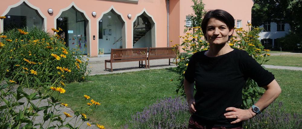 Saskia Helbig vor dem Gemeindehaus der Evangelischen Gemeinde am Schuchardtweg