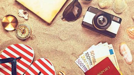 Cash oder Karte. Soll im Sommerurlaub nicht das Geld ausgehen, sollte man beides dabeihaben. 